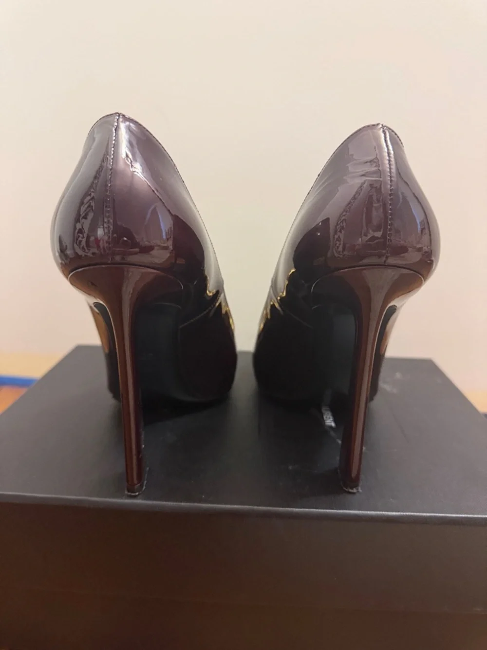 Saint Laurent Patent Burgundy Pumps with Gold Chain - Picture 4 of 5